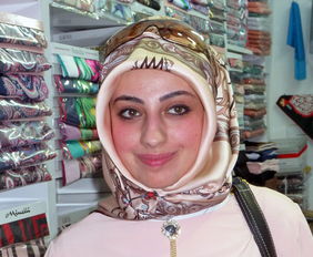 古老 现代,东方 西方, 发达 发展六张面孔的土耳其 戴头巾的穆斯林妇女